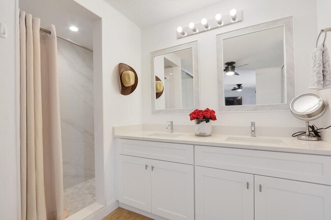 Building Photo - 1614 16th Ln