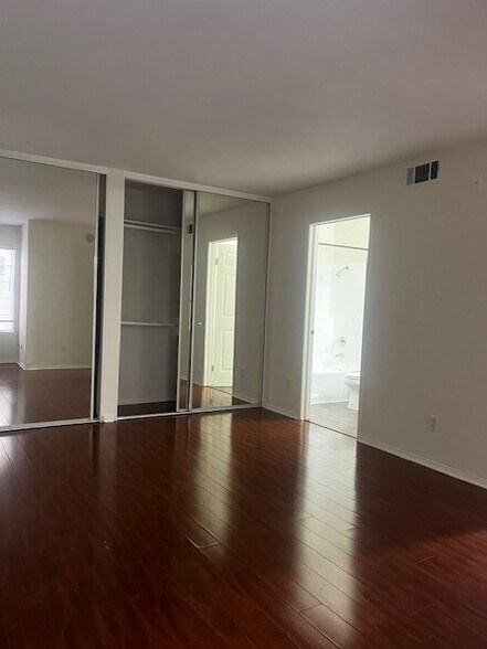 Building Photo - 5530 Owensmouth Ave