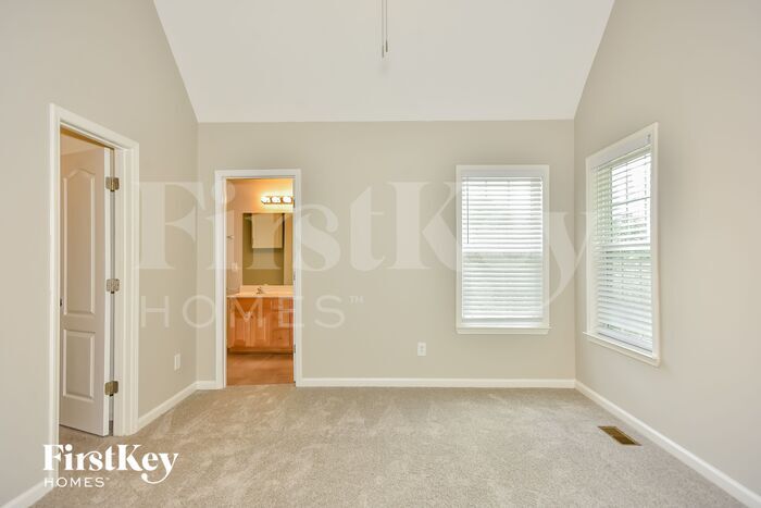 Building Photo - 554 Summit Way