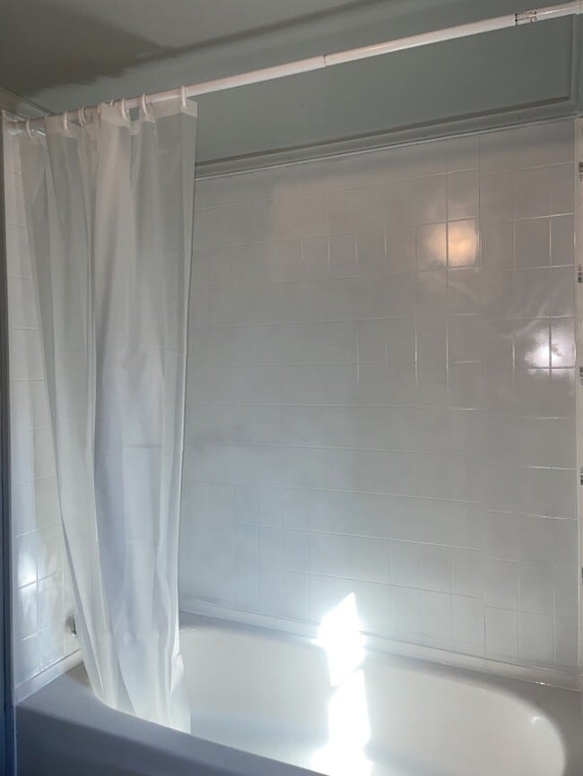 Building Photo - 2 Bedroom 1 Bathroom