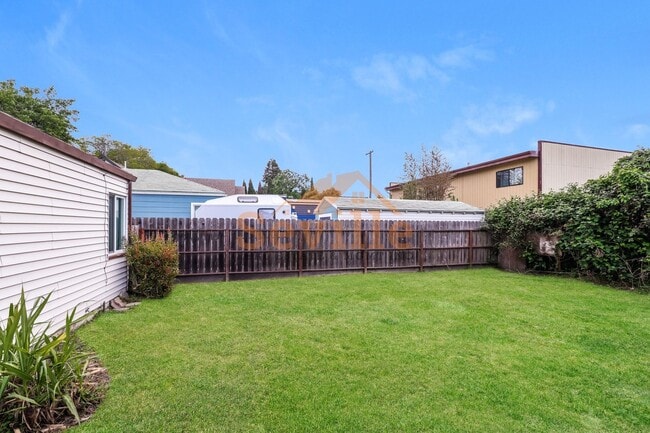 Building Photo - Single story 3BR/1BA home in convenient South Berkeley neighborhood.