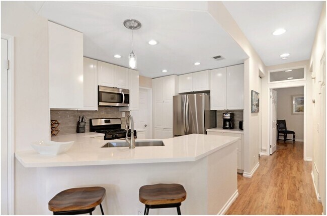Building Photo - Fully Furnished Short Term Ocean Close Rental