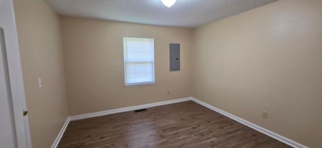 Building Photo - READY TO MOVE IN! 3 BEDS/2 BATHS!