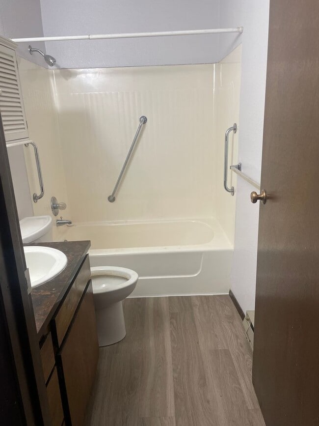 Building Photo - Price Reduction! 2 Bedroom Condo with a View.