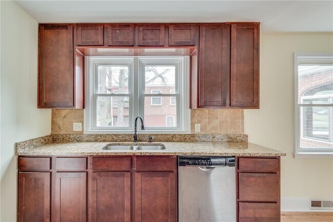 Building Photo - 1287 Eastland Rd SE