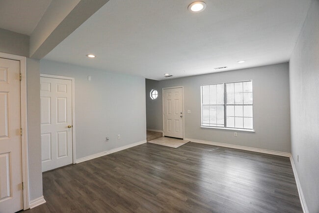 Building Photo - 602 Camellia Dr