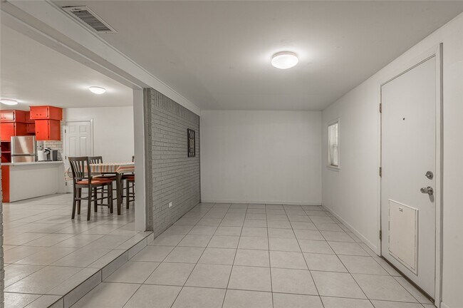 Building Photo - 604 Hayman St