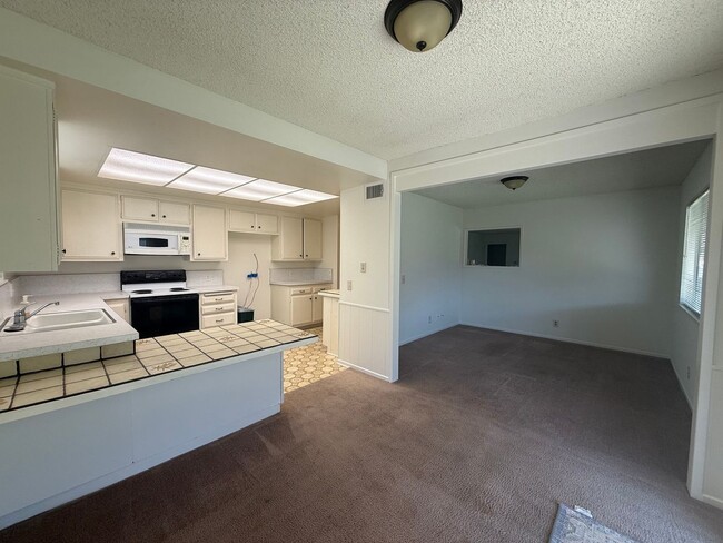 Building Photo - 3 bed, 2 bath single story home in central...
