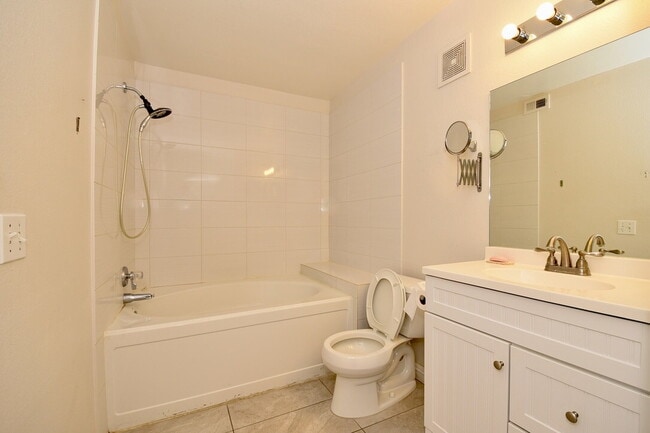 Building Photo - 1 Car Garage | Gated Community | 1st Floor Unit