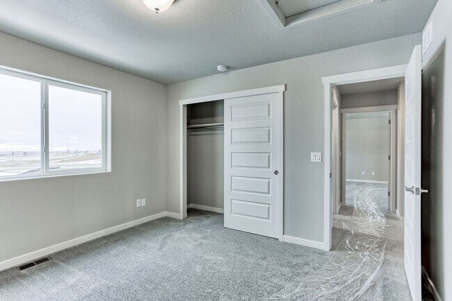 Building Photo - 3 Bedroom 3 Bath home in Raindance