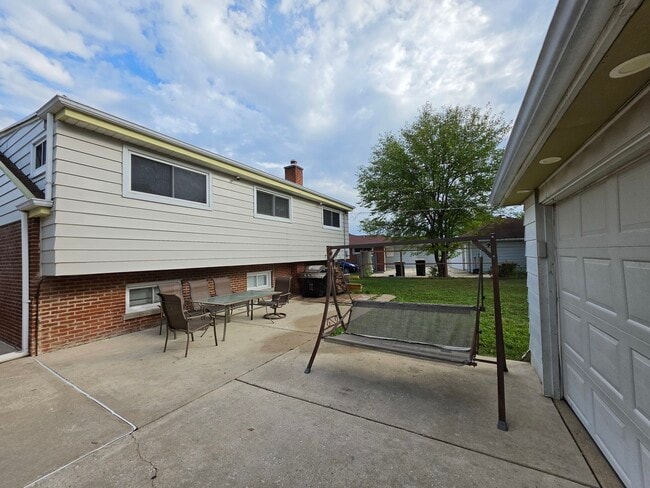 Building Photo - 9104 Oleander Ave