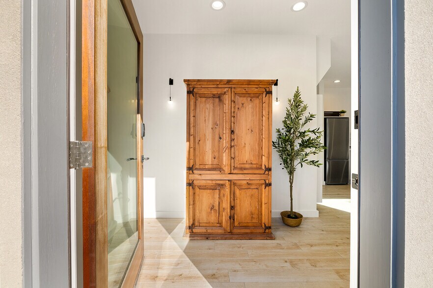 Building Photo - 831 Dickson St