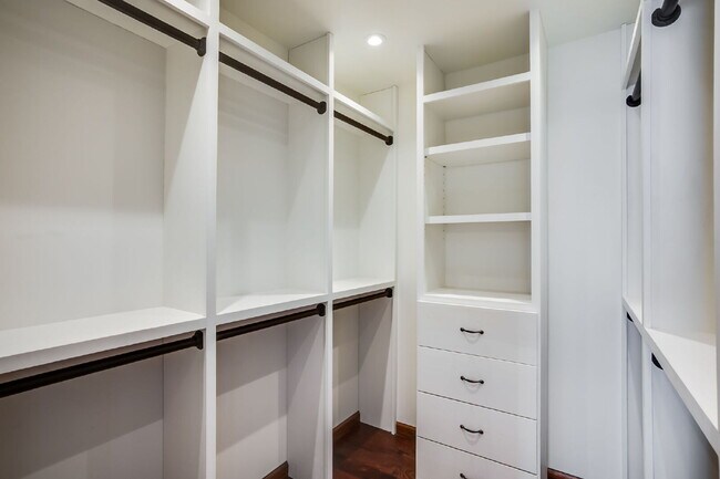 Building Photo - 112 S Springwood Dr