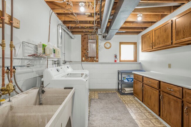 Building Photo - 6250 Larch Ln N