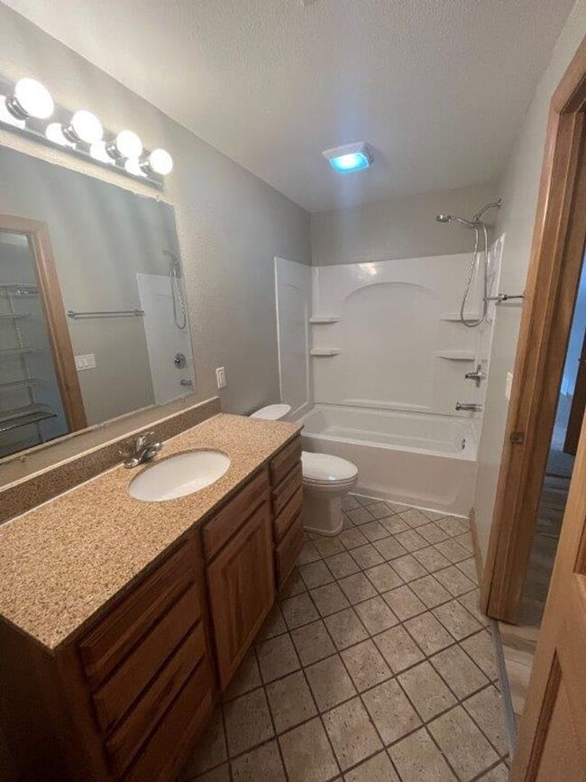 Building Photo - 4 BEDROOM | 2 BATH | DOUBLE CAR GARAGE | R...
