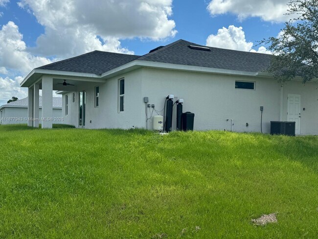 Building Photo - 2044 Crawford Ave N