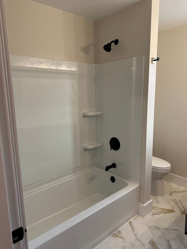 Building Photo - Luxury 2 bedroom 1 bath duplex in a great neighborhood!