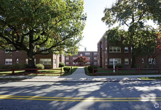 Building Photo - Arlington Court Apartments