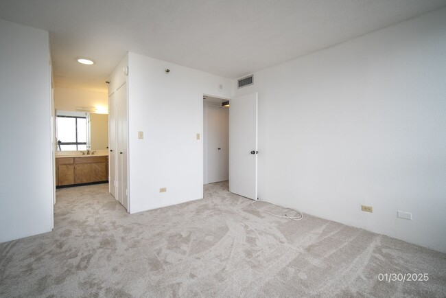 Building Photo - 2bd/2ba/1parking condo at Iolani Court Plaza