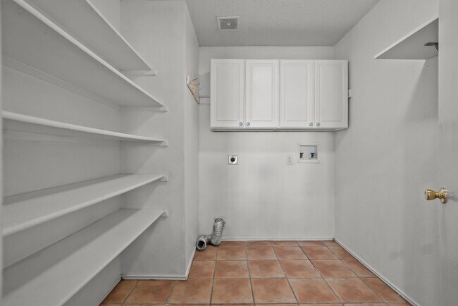 Building Photo - $500 off the first month's rent + move-in on or before 4/20