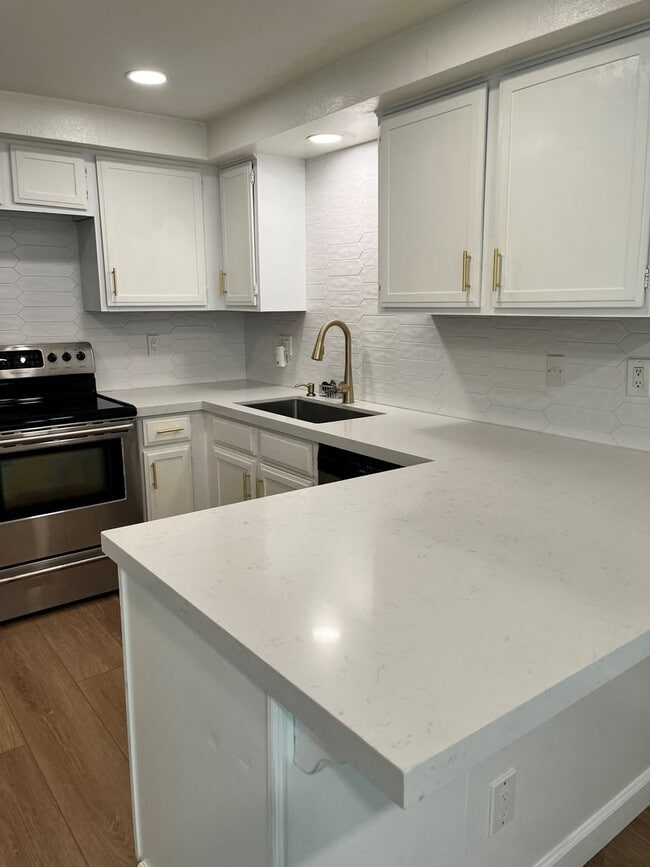 Building Photo - Upgraded townhome in central location !