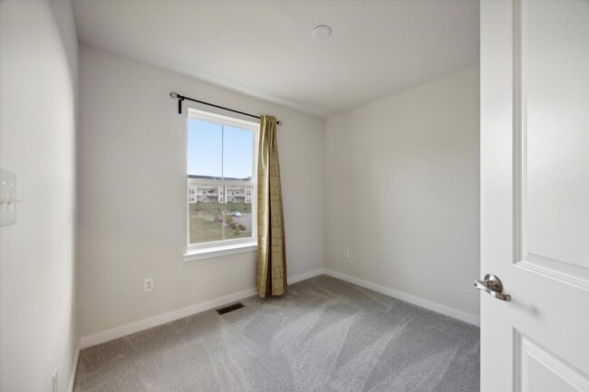 Building Photo - 3 Bedroom End-Unit Townhome in Spring City
