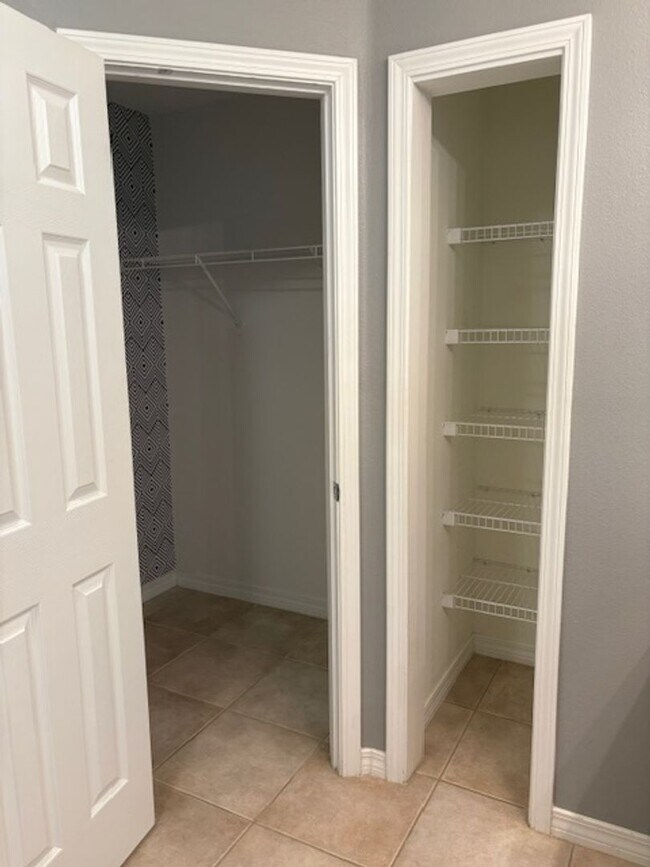 Building Photo - 1833 Sundown Dr