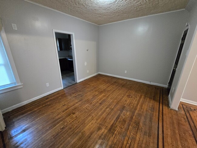 Building Photo - 1353 Dyre St