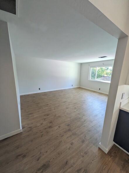Living Room. - 3006 Campbell Pl