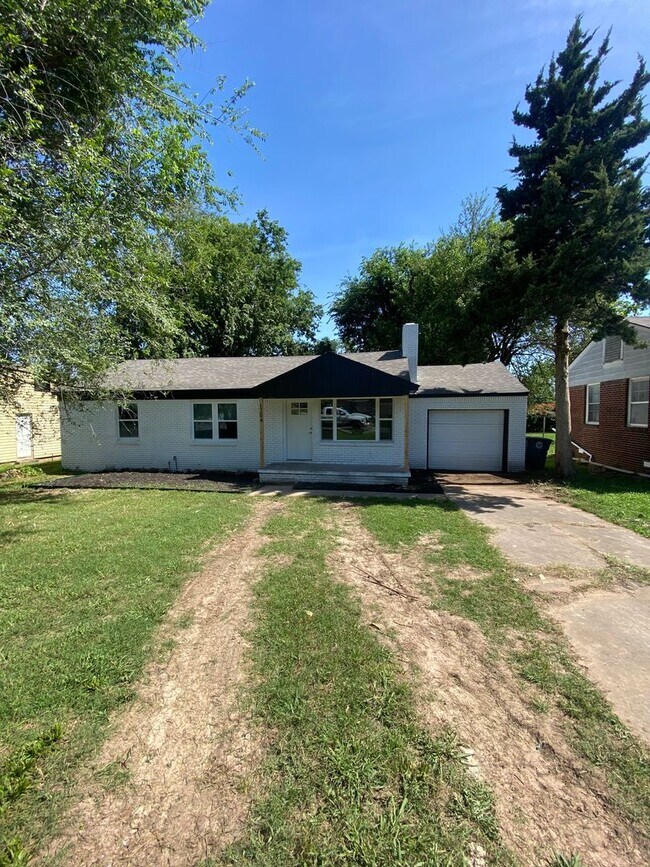 Building Photo - Gorgeous 3 Bed, 2 Bath Home with Modern Up...