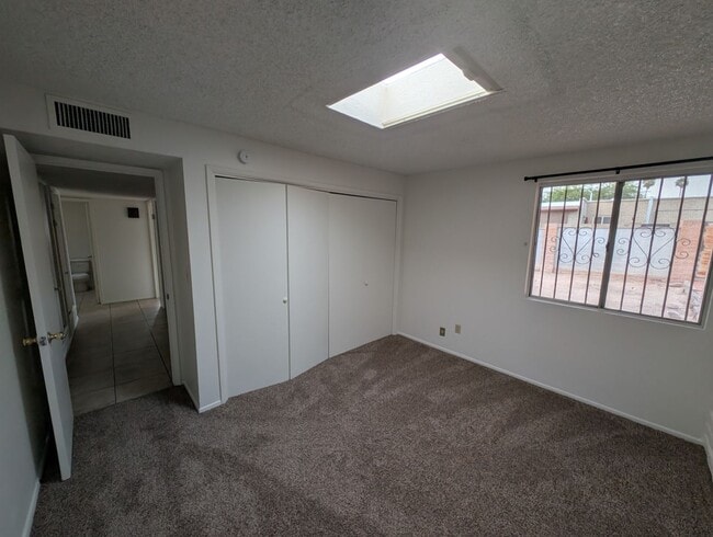 Building Photo - Comfortable West Side Rental
