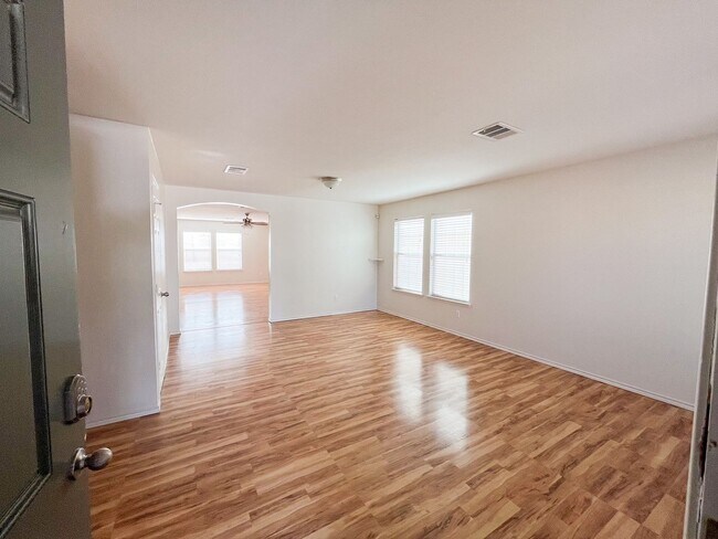 Building Photo - *PENDING* Spacious Home in Yowell Ranch