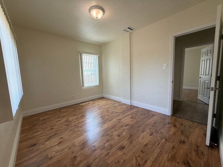 Building Photo - 2-bedroom, 1-bath home in the heart of Glendale!