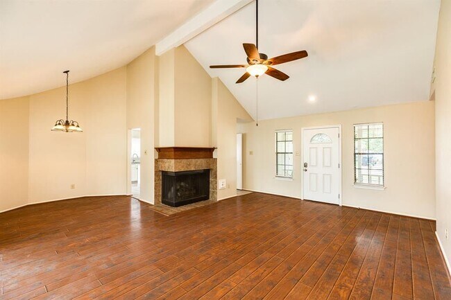 Building Photo - 10506 Green Valley Ln