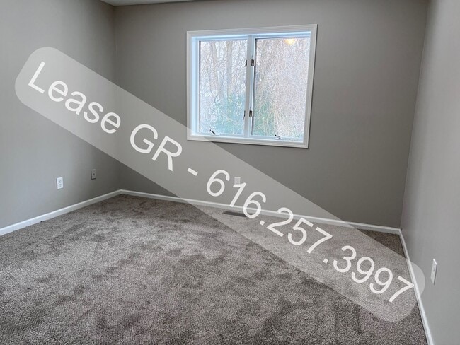 Building Photo - Recently Updated 4 Bedroom Duplex!