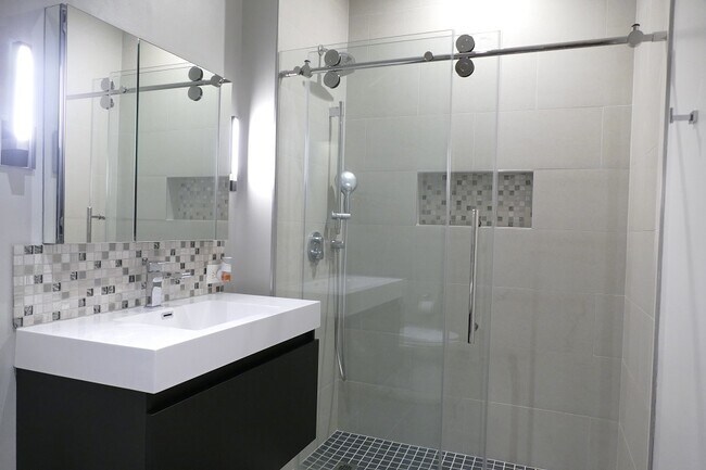 Building Photo - 720 N Larrabee St