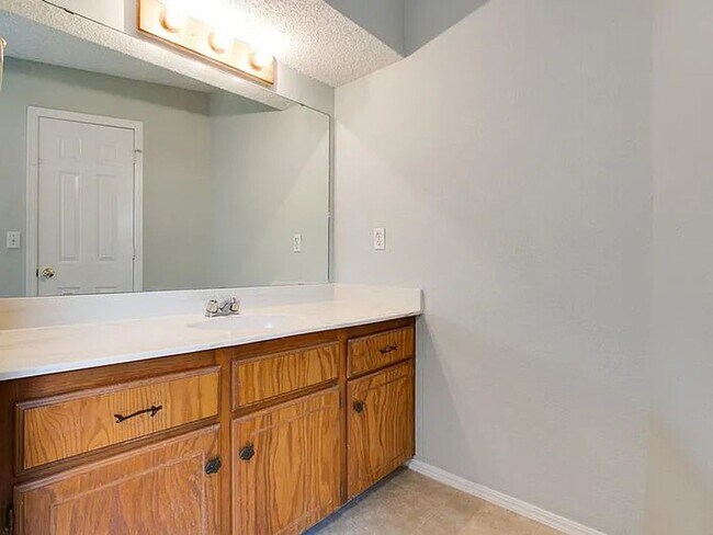 Building Photo - NORMAN, OKLAHOMA - MINUTES TO UNIVERSITY OF OKLAHOMA