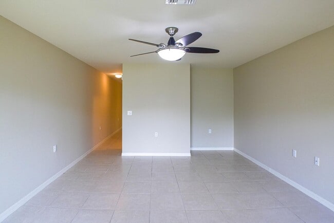 Building Photo - Spacious Townhouse in a Gated community in...