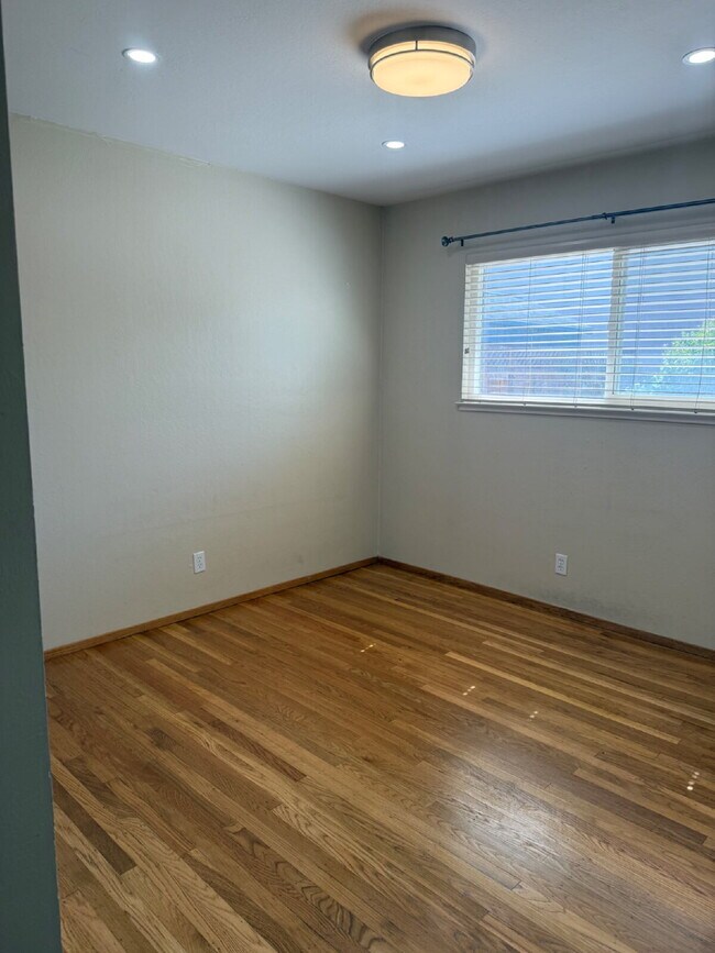 Building Photo - Charming 4 bedrooms and 2 full bathrooms L...