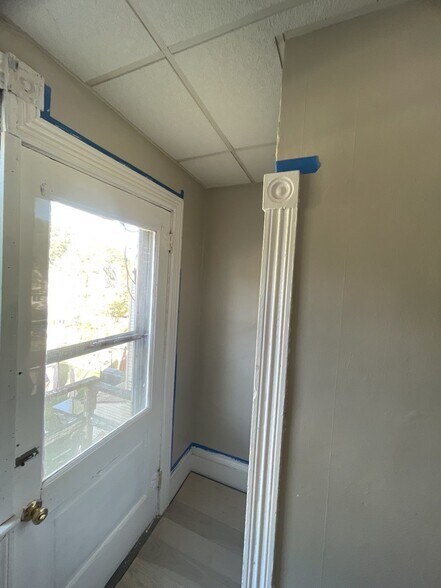 Building Photo - 582 Sunbury St