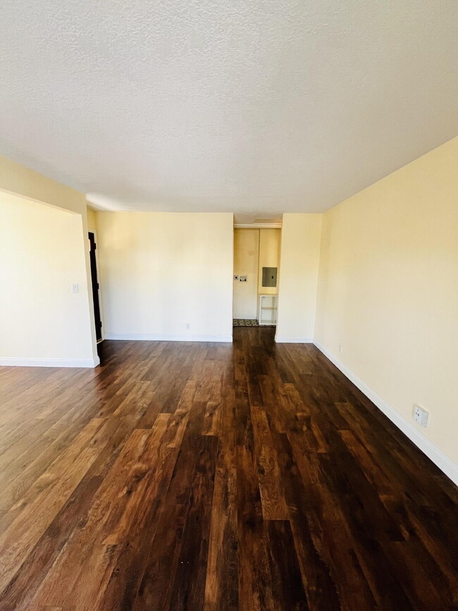 Building Photo - $2,700 - 2 Bed 2 Bath Condo in Del Cerro