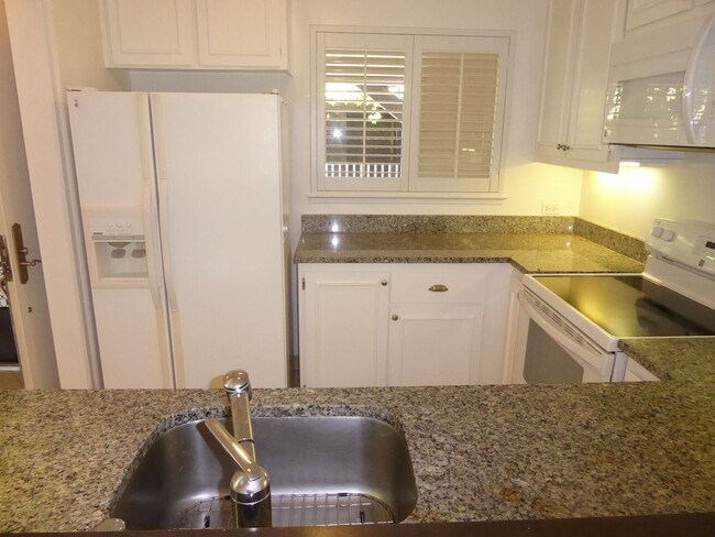 Building Photo - MIDDLE, END UNIT CONDO IN SPYGLASS WITH ST...