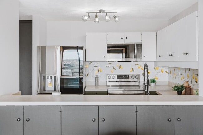 Building Photo - Mott Smith Laniloa