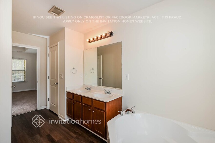 Building Photo - 4032 Oak Field Dr