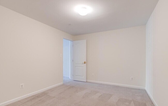 Building Photo - Charming Abingdon Townhome with Modern Upgrades!