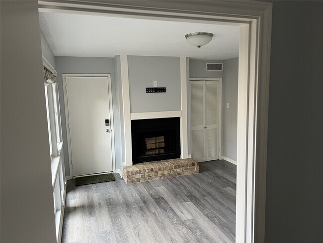 Building Photo - 800 Country Pl Dr