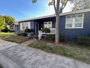 Building Photo - Cute 2 bedroom 1 bath in Tahoe Park Sacram...