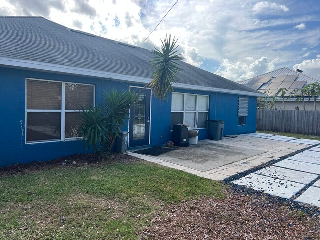 Building Photo - 701 SW Sarazen Ave