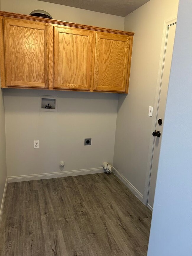 Building Photo - 3 Bedroom, 2 bath home in non HOA