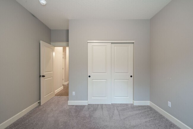 Building Photo - 9965 SE Taggart St